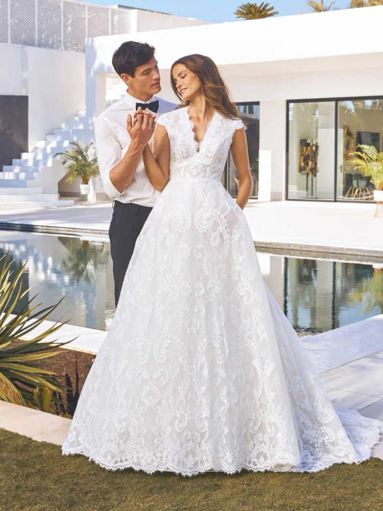 Classic Wedding Dresses For The Traditional Bride - Zola Expert Wedding  Advice
